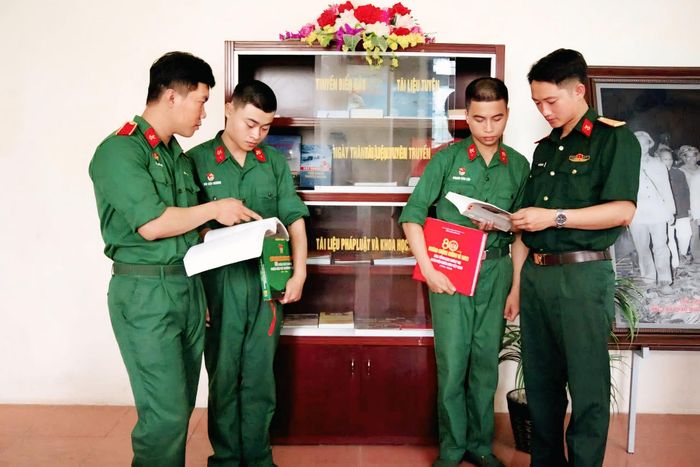 Cán bộ, chiến sĩ Lữ đoàn 239 trao đổi, nghiên cứu tài liệu pháp luật tại đơn vị. Ảnh: Hoàng Chương