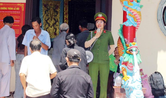 Các tuyến đường, khu vực cửa ngõ ra vào lễ hội, có 19 tổ công tác, 39 chốt cứng được bố trí để kiểm soát, phân luồng, điều tiết giao thông và bảo đảm an ninh trật tự