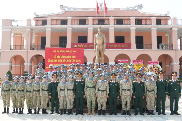 Đại biểu cùng cán bộ, nhân viên Bệnh viện Dã chiến cấp 2 số 7 chụp hình lưu niệm tại buổi lễ. Ảnh: Thạc Hiếu