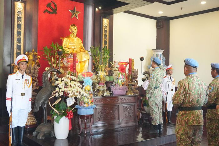 Cán bộ, nhân viên Bệnh viện Dã chiến cấp 2 số 7 dâng hương báo công, dâng Bác sau khi hoàn thành nhiệm vụ gìn giữ hòa bình Liên Hợp Quốc. Ảnh: Thạc Hiếu