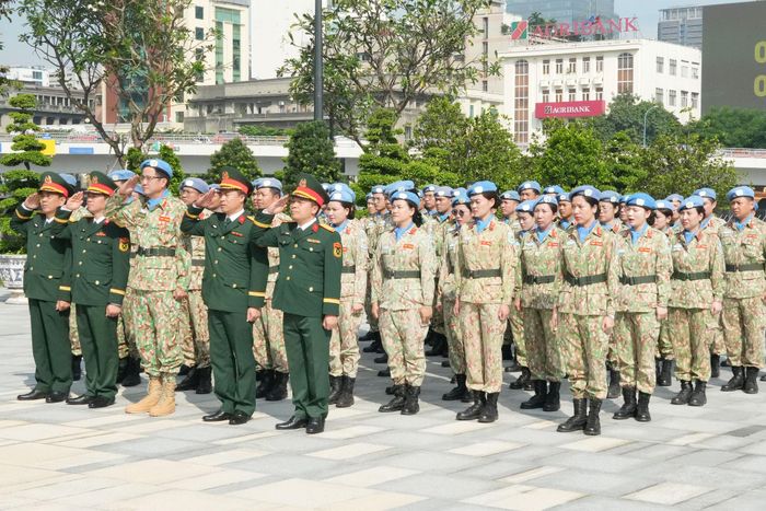 Đại biểu, cán bộ, nhân viên Bệnh viện Dã chiến cấp 2 số 7 làm lễ chào cờ. Ảnh: Thạc Hiếu