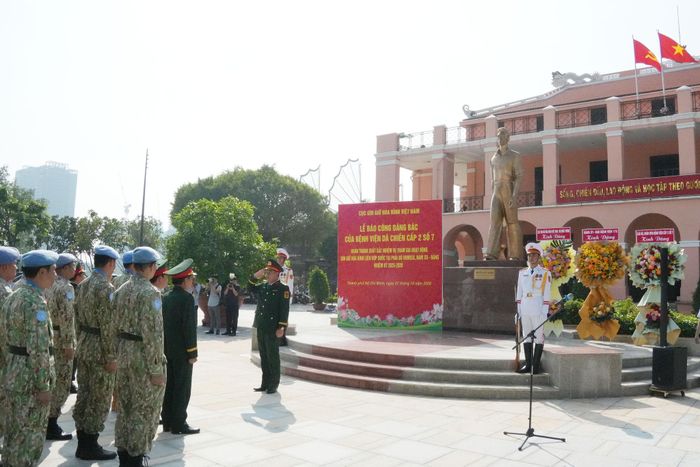 Lễ dâng hương báo công, dâng Bác của Bệnh viện Dã chiến cấp 2 số 7 sau khi hoàn thành nhiệm vụ gìn giữ hòa bình Liên Hợp Quốc. Ảnh: Thạc Hiếu