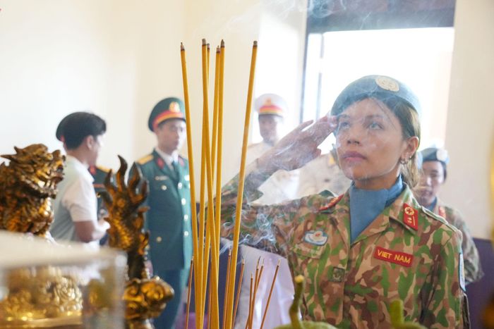 Người lính mũ nồi xanh Việt Nam xúc động dâng hương báo công, dâng Bác sau khi hoàn thành nhiệm vụ gìn giữ hòa bình Liên Hợp Quốc. Ảnh: Thạc Hiếu