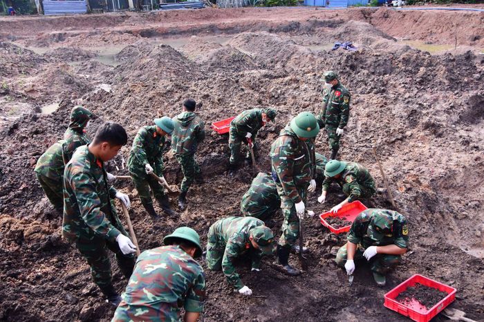 Lực lượng chức năng thực hiện tìm kiếm hài cốt liệt sĩ tại Công viên Lê Thị Riêng