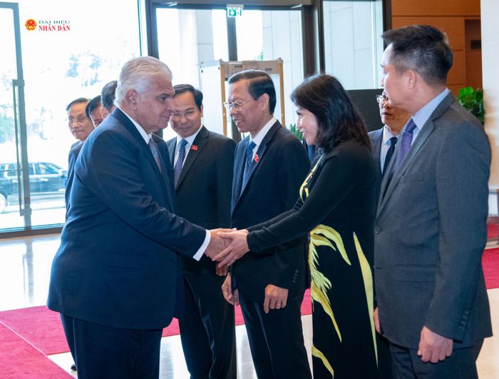 Chủ tịch Quốc hội Trần Thanh Mẫn giới thiệu với Tổng thống Cộng hòa Panama José Raúl Mulino các đại biểu Việt Nam