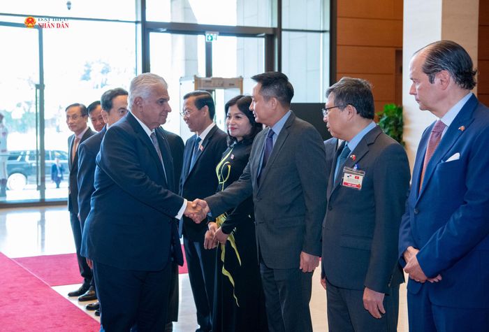 Chủ tịch Quốc hội Trần Thanh Mẫn giới thiệu với Tổng thống Cộng hòa Panama José Raúl Mulino các đại biểu Việt Nam
