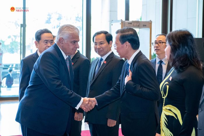 Chủ tịch Quốc hội Trần Thanh Mẫn giới thiệu với Tổng thống Cộng hòa Panama José Raúl Mulino các đại biểu Việt Nam