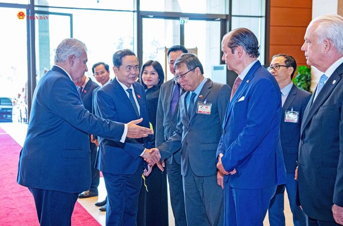 Tổng thống Cộng hòa Panama José Raúl Mulino giới thiệu với Chủ tịch Quốc hội Trần Thanh Mẫn các đại biểu Panama