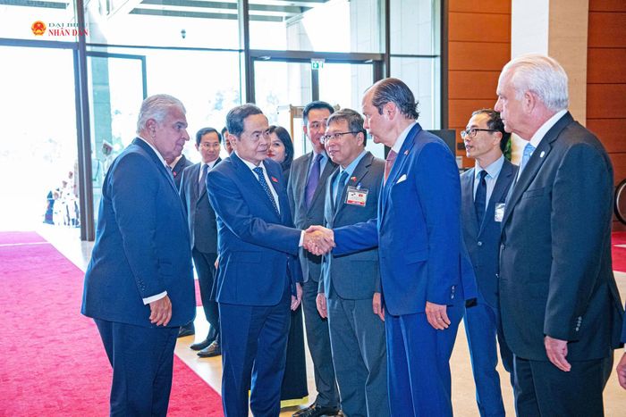 Tổng thống Cộng hòa Panama José Raúl Mulino giới thiệu với Chủ tịch Quốc hội Trần Thanh Mẫn các đại biểu Panama
