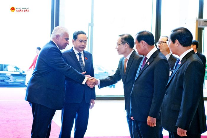 Chủ tịch Quốc hội Trần Thanh Mẫn giới thiệu với Tổng thống Cộng hòa Panama José Raúl Mulino các đại biểu Việt Nam