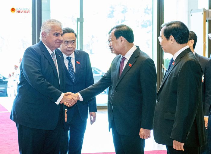 Chủ tịch Quốc hội Trần Thanh Mẫn giới thiệu với Tổng thống Cộng hòa Panama José Raúl Mulino các đại biểu Việt Nam