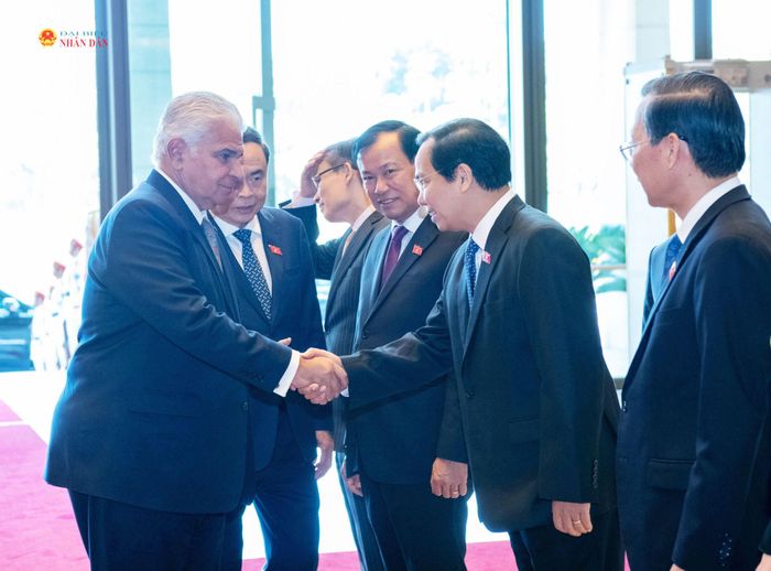 Chủ tịch Quốc hội Trần Thanh Mẫn giới thiệu với Tổng thống Cộng hòa Panama José Raúl Mulino các đại biểu Việt Nam