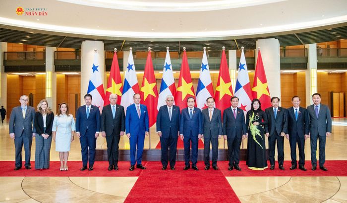 Chủ tịch Quốc hội Trần Thanh Mẫn và Tổng thống Cộng hòa Panama José Raúl Mulino với các đại biểu