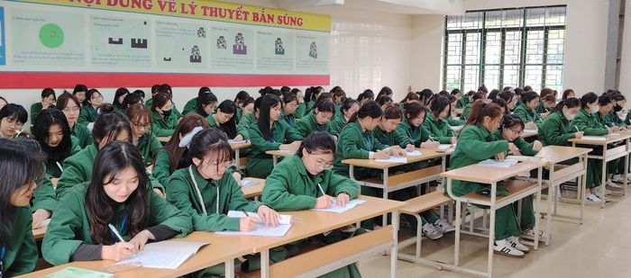 Dự thảo quy định không tổ chức dạy, học môn GDQPAN theo hình thức trực tuyến, trừ trường hợp được Bộ GD-ĐT cho phép. Ảnh: MOET