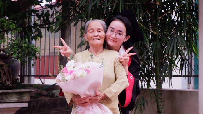 Tường Vy cùng bà nội. Ảnh: NVCC