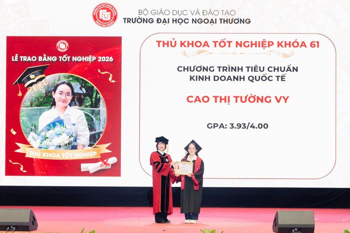 Cao Thị tường Vy nhận bằng khen và huy chương Thủ khoa chương trình tiêu chuẩn Kinh doanh Quốc tế với GPA 3.93/4.0. Ảnh: NVCC