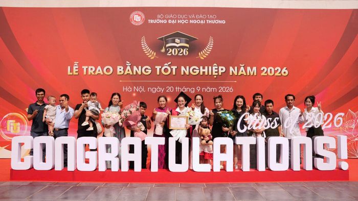 Tường Vy cùng gia đình. Ảnh: NVCC