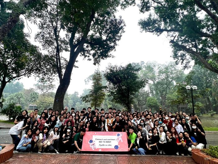 Tường Vy cùng thầy cô và toàn thể các bạn chương trình tiêu chuẩn KDQT trong buổi kết nối đầu khóa. Ảnh: NVCC