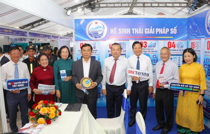 Các đại biểu tham quan gian hàng