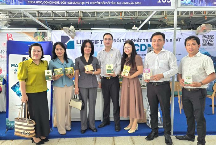 Các đại biểu tham quan gian hàng