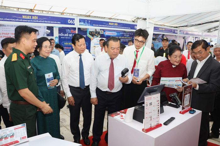 Các đại biểu tham quan gian hàng
