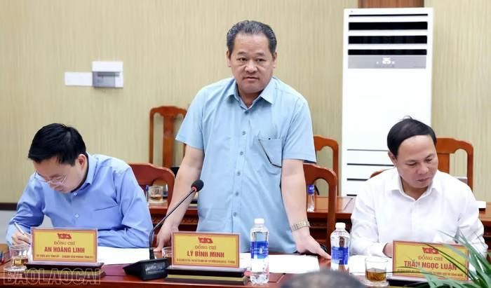 Phó Chủ tịch HĐND tỉnh Lý Bình Minh phát biểu tại buổi làm việc. Ảnh: TTDVTH xã Bảo Hà