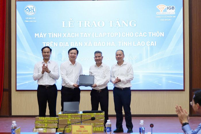 Công ty Cổ phần IBG tặng máy vi tính hỗ trợ xã Bảo Hà trong công tác chuyên môn và triển khai chuyển đổi số. Ảnh: TTDVTH xã Bảo Hà