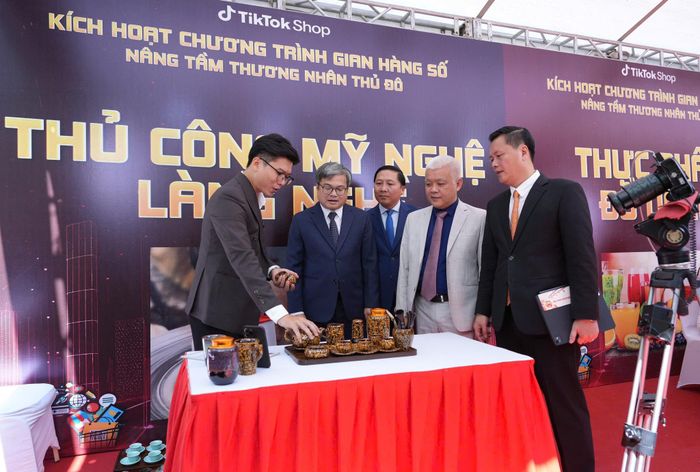 Gian hàng Thủ công mỹ nghệ làng nghề trong chương trình "Gian hàng số - nâng tầm thương nhân Thủ đô". Ảnh: BTC