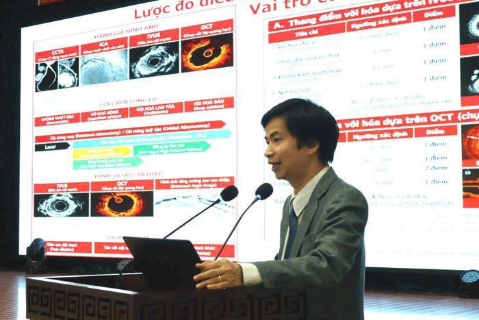 GS.TS.BS. Hoàng Anh Tiến – Giám đốc Trung tâm Tim mạch, Bệnh viện Trường Đại học Y Dược Huế thảo luận tại Hội thảo