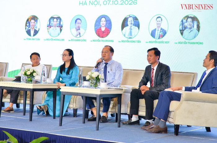 Ông Nguyễn Hùng Tiến, Chủ tịch Quỹ Hỗ trợ phát triển HTX Việt Nam (ở giữa)  chia sẻ tại toạ đàm.