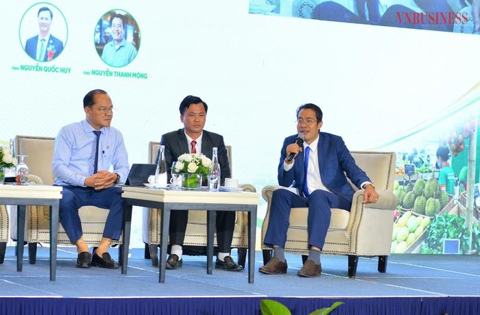 Ông Nguyễn Thanh Mộng – Giám đốc SORIMACHI Nhật Bản tại Việt Nam  (ngoài cùng bên phải) cho rằng những công nghệ hàng ngày như phần mềm kế toán, nhật ký đồng ruộng, truy xuất nguồn gốc cần được ưu tiên.