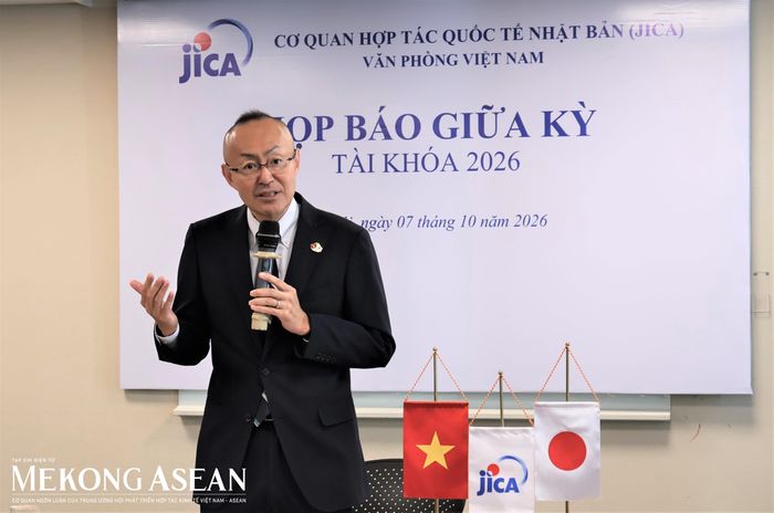  Ông Kobayashi Yosuke, Trưởng đại diện JICA Việt Nam trả lời các câu hỏi tại họp báo. Ảnh: Thu Thảo/Mekong ASEAN. 