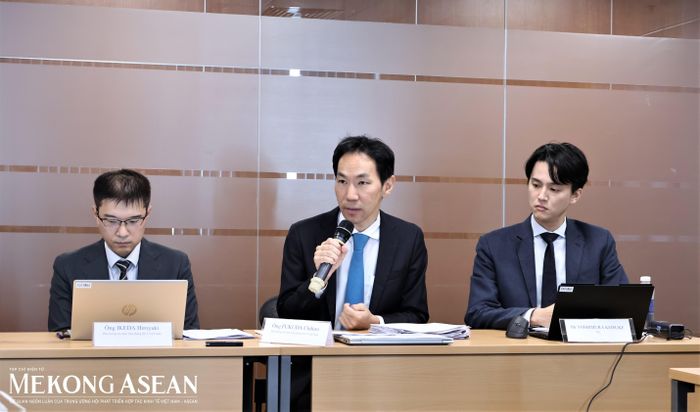  Ông Fukuda Chihiro, Phó Trưởng đại diện JICA Việt Nam phụ trách các dự án vốn vay giải đáp các câu hỏi tại họp báo. Ảnh: Thu Thảo/Mekong ASEAN. 