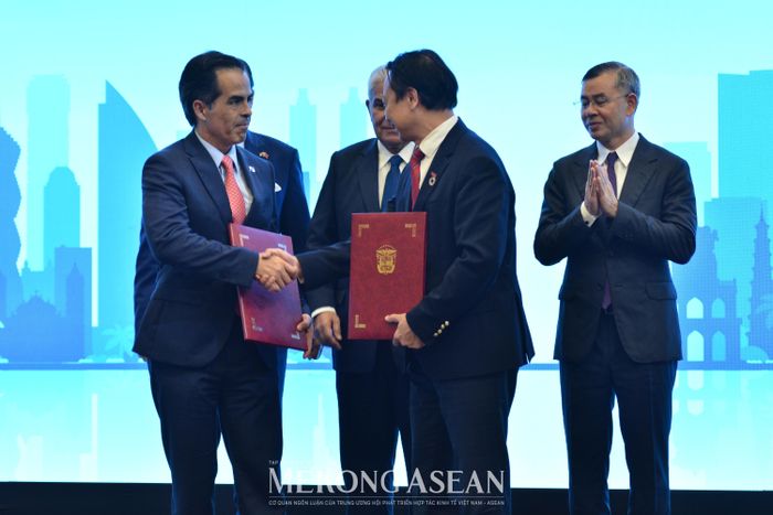 Lễ trao biên bản ghi nhớ giữa Liên đoàn Thương mại và Công nghiệp (VCCI) Phòng thương mại, công nghiệp, nông nghiệp Panama. Ảnh: Lê Hồng Nhung – Mekong ASEAN