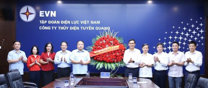 Chủ tịch UBND tỉnh Tuyên Quang tặng lẵng hoa chúc mừng Ngày Doanh nhân Việt Nam cho lãnh đạo Công ty Thủy điện Tuyên Quang.