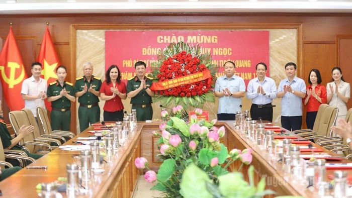 Chủ tịch UBND tỉnh Tuyên Quang Phan Huy Ngọc tặng lẵng hoa chúc mừng Công ty TNHH Một thành viên cơ khí hoá chất 13 nhân Ngày Doanh nhân Việt Nam.