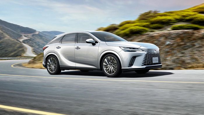 RX vẫn mang tới nhiều tùy chọn phiên bản và động cơ. Ảnh: Lexus