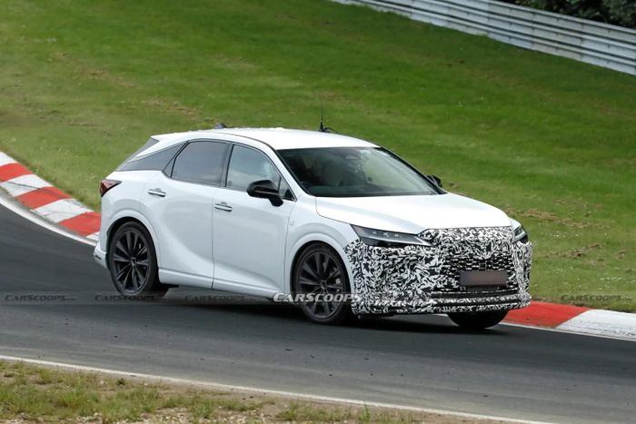 Chiếc Lexus RX được bắt gặp chạy thử trên đường đua hồi giữa năm. Ảnh: Carscoops