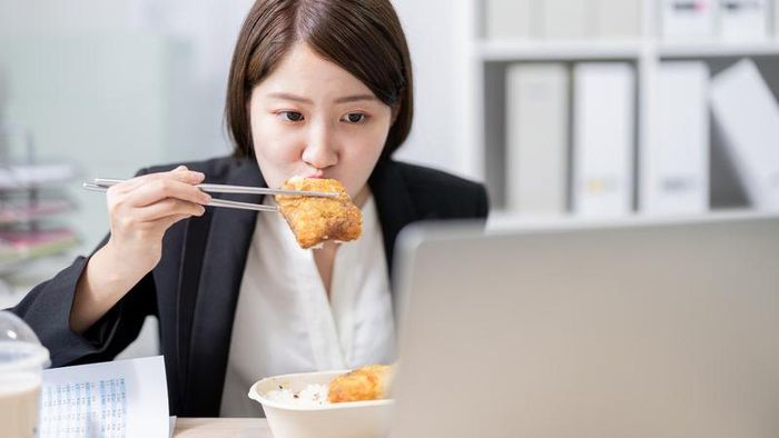 Thói quen ăn uống và sinh hoạt của dân văn phòng đang khiến hệ tiêu hóa làm việc nhiều hơn