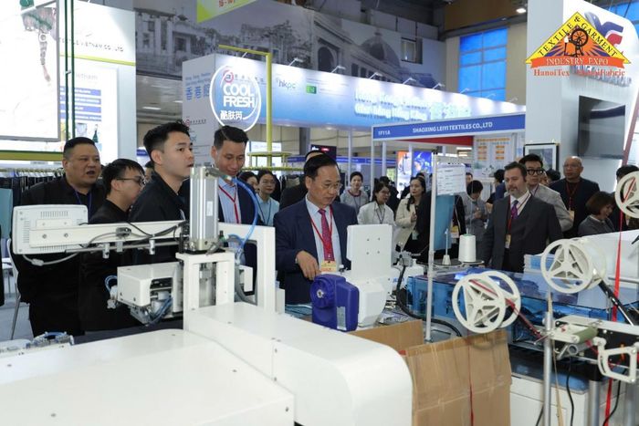 Nhiều năm qua, HanoiTex - HanoiFabric là nơi các doanh nghiệp trong chuỗi giá trị dệt may gặp gỡ, tìm kiếm đối tác và cập nhật những công nghệ, giải pháp mới (Ảnh: ĐVCC)