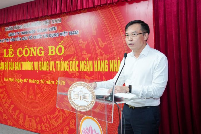 Ông Lê Việt Hùng, Phó Vụ trưởng Vụ Tổ chức cán bộ công bố Quyết định số 2166/QĐ-NHNN ngày 6/10/2026 của Thống đốc NHNN bổ nhiệm ông An Việt Anh, Trưởng Ban Công nghệ thông tin VAMC, giữ chức vụ Phó Tổng Giám đốc VAMC.