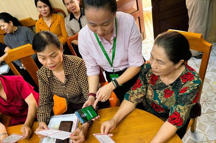 Khách hàng có thể gửi tiền qua ứng dụng tiền gửi online smartbanking.