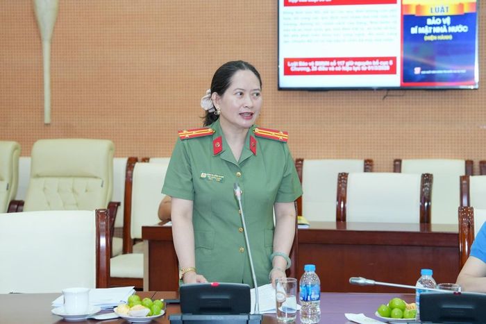 Thượng tá Đặng Thị Hồng Nhung - Phó Trưởng phòng Quản lý nhà nước về bảo vệ bí mật nhà nước, Cục An ninh Chính trị nội bộ (A03), Bộ Công an phát biểu tại Hội nghị