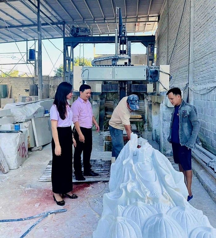 Những năm qua, tín dụng chính sách đã trở thành điểm tựa giúp nhiều hộ sản xuất, kinh doanh tại làng nghề đà mỹ nghệ Non Nước có thêm điều kiện duy trì nghề, mở rộng sản xuất và tạo việc làm (Ảnh: PV)