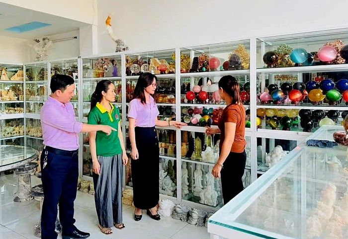Giám đốc Phòng giao dịch NHCSXH Ngũ Hành Sơn Nguyễn Thị Nguyệt Ánh (thứ 3 bên trái) và cán bộ tín dụng trực tiếp xuống thăm hộ vay, nắm tình hình hiệu quả sử dụng vốn (Ảnh: PV)