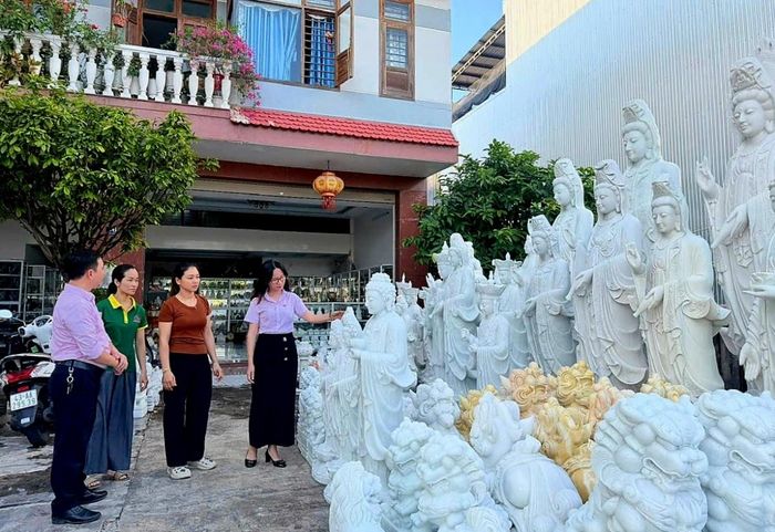 Tín dụng chính sách góp phần đưa tiền vốn vào sản xuất, tạo thêm điều kiện để người dân làng nghề chủ động hơn trong việc làm ăn, tạo thu nhập, tạo việc làm cho lao động địa phương (Ảnh: PV).