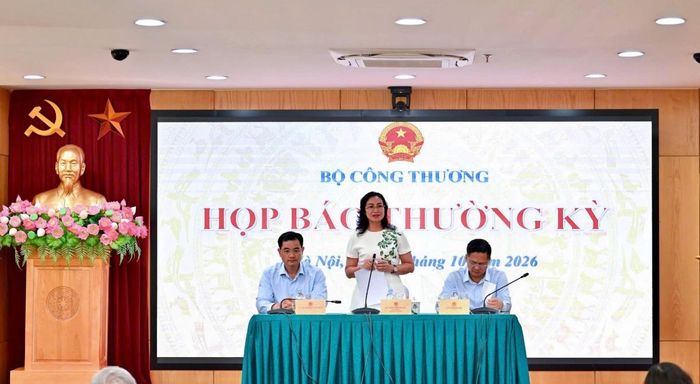 Thứ trưởng Bộ Công Thương Phan Thị Thắng điều hành họp báo (Ảnh: TH)