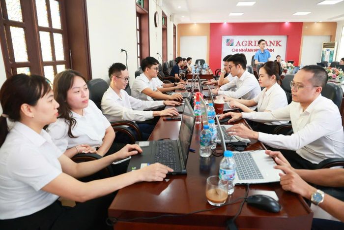 Các học viên thực hành tại buổi lớp học đào tạo AI chuyên sâu trong nâng cao hiệu quả hoạt động tại Agribank chi nhánh Ninh Bình