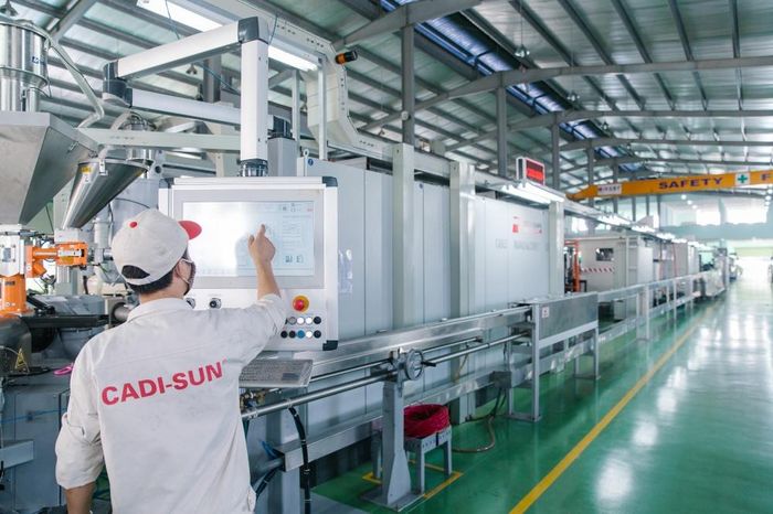 Người lao động vận hành thiết bị sản xuất tại Công ty Cổ phần Dây và Cáp điện Thượng Đình (CADI-SUN). Ảnh: DN