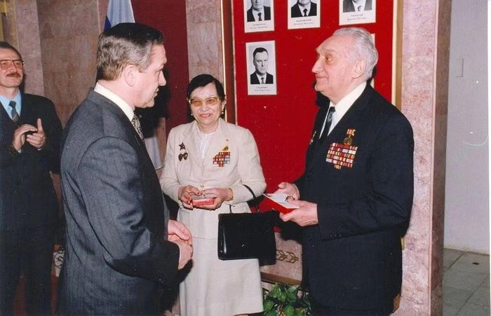Giám đốc Cơ quan Tình báo đối ngoại Vyacheslav Trubnikov trao phần thưởng cho Galina và Mikhail Fyodorov